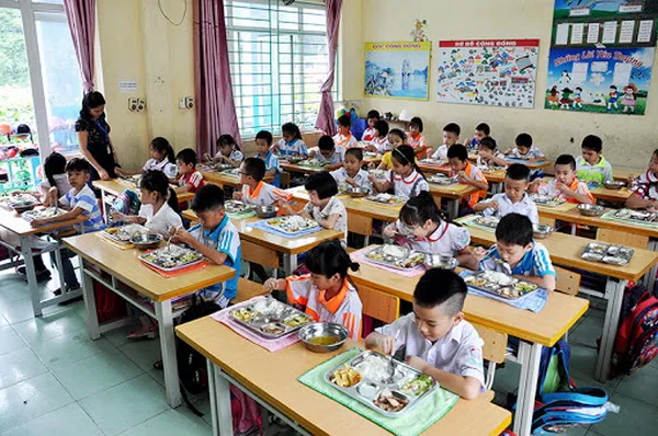 Lại thêm 1 vụ ngộ độc thực phẩm trong bữa ăn bán trú học sinh, cần lắm cái tâm khi làm bữa ăn cho học sinh